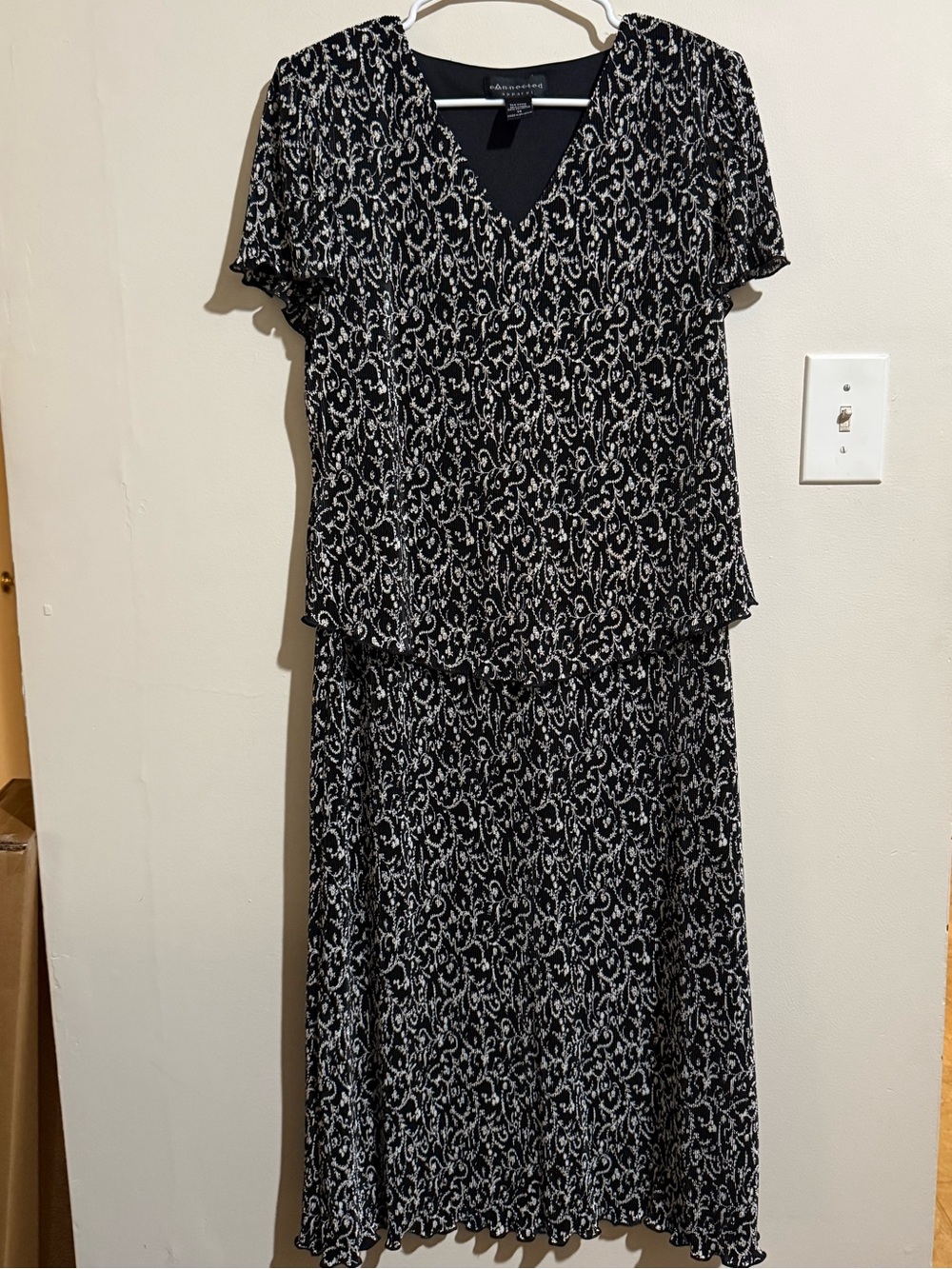 connected apparel Black and White Floral V-Neck Midi Dress